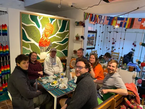turistas desayunando en hotel